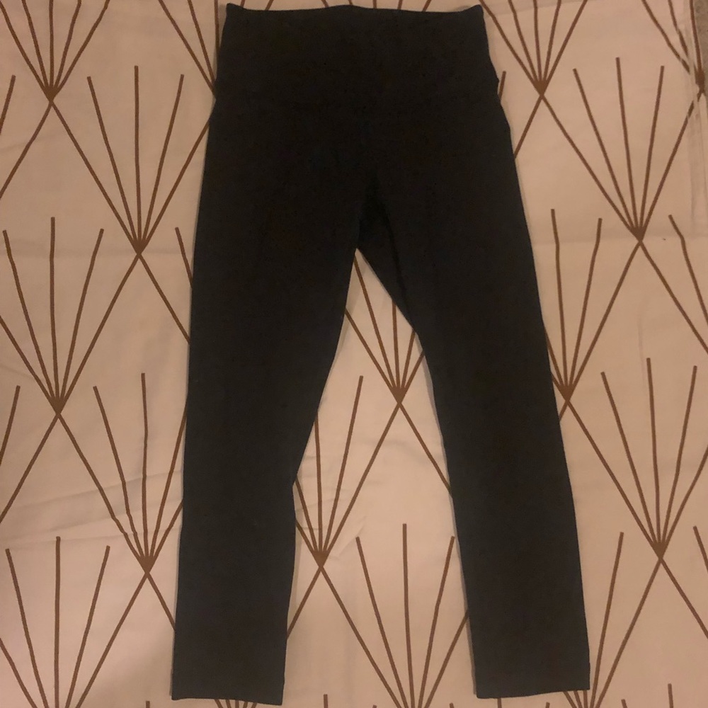 Cropped black lululemons